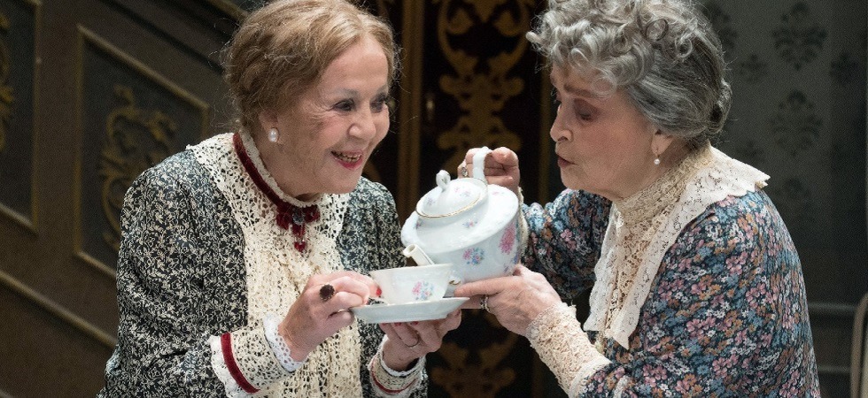 Anna Maria Guarnieri e Rosalina Neri sono le protagoniste di “Arsenico e vecchi merletti”